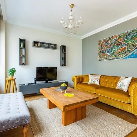 Bright Modern 2bed1bath Views! #215 イスタンブール